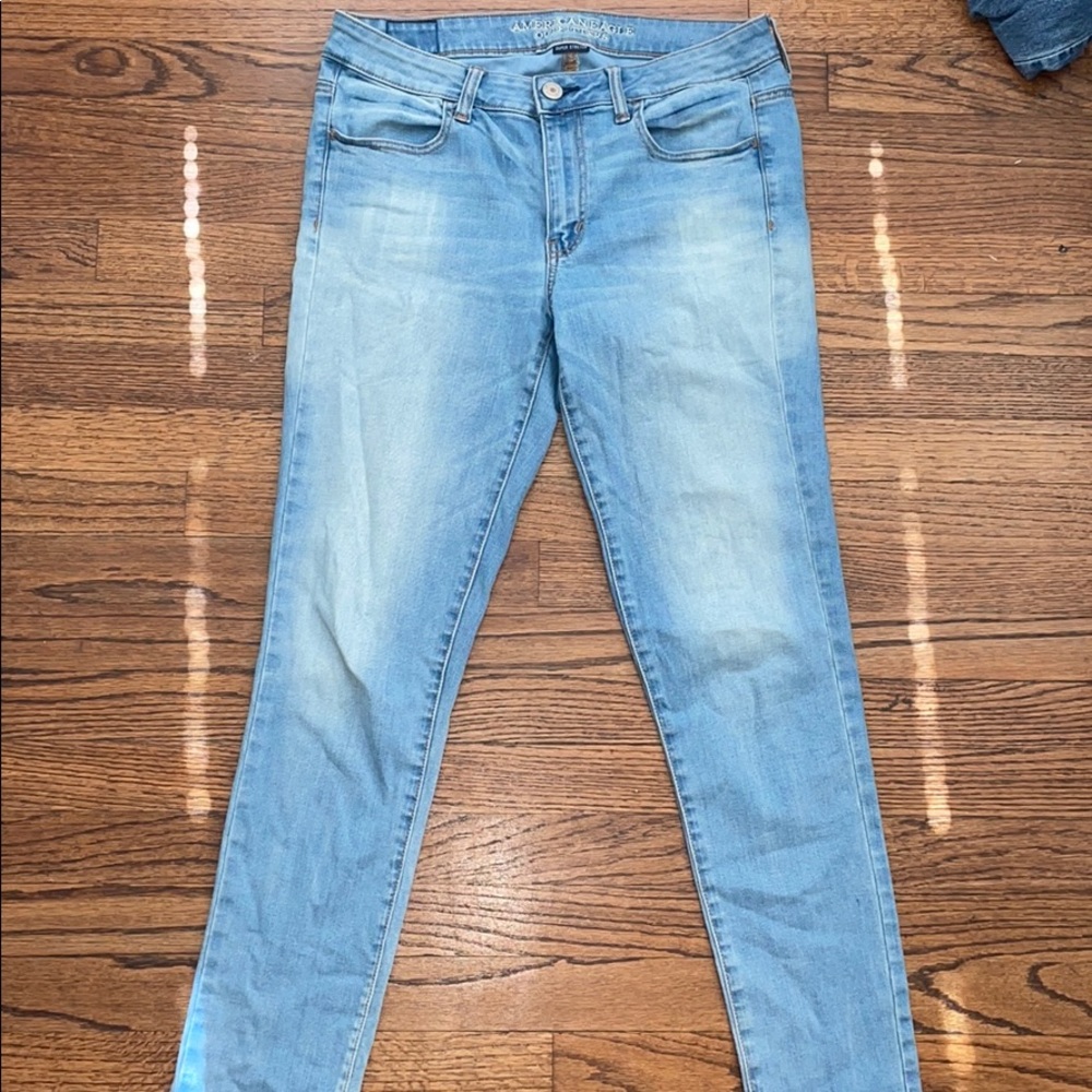 AMERICAN EAGLE LIGHT WASH JEANS